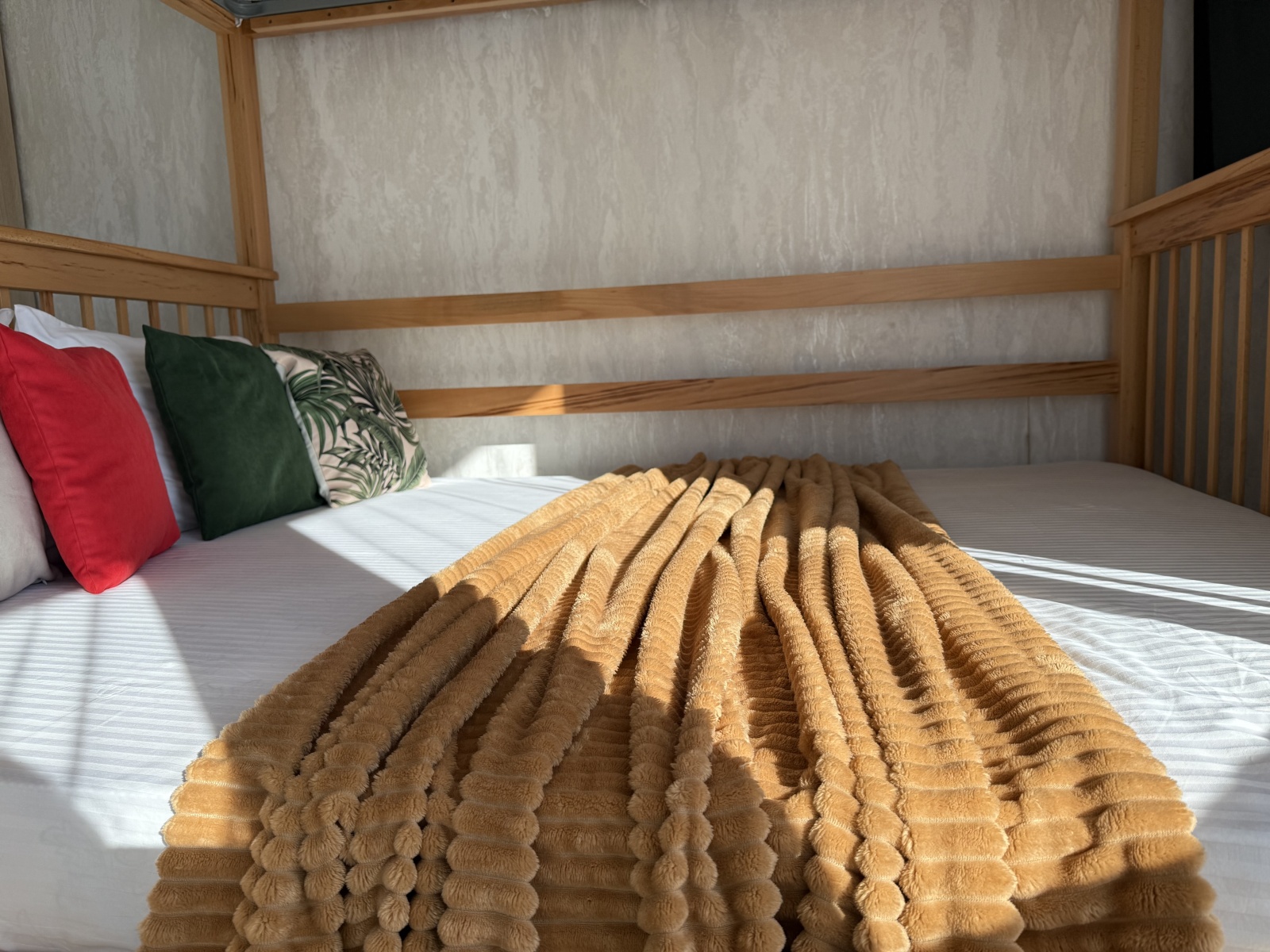 Студия с балконом и красивым видом на море