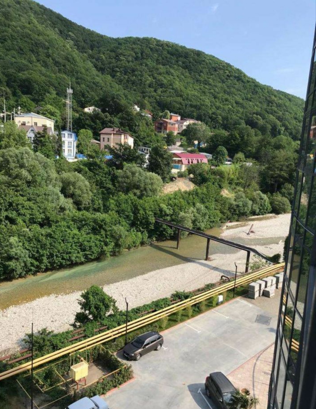 Студия с потрясающим видом на горы и реку 